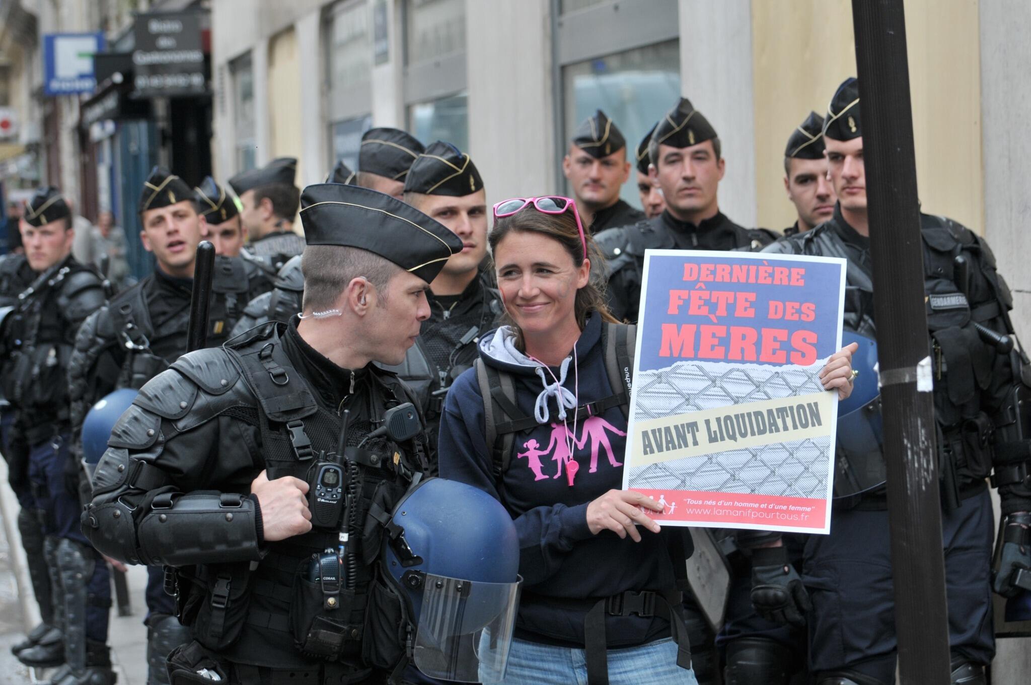 Infos sur l'opposition à la loi Taubira de DENATURATION du mariage - Page 16 BLNZDazCMAA5Daw
