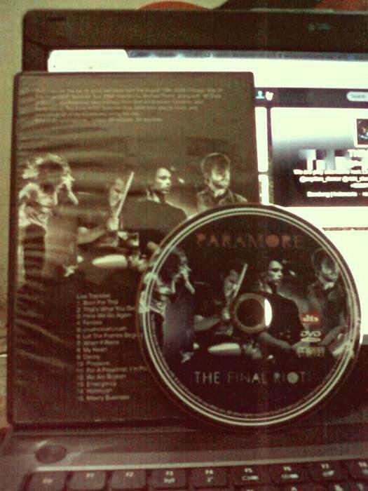 throwinofficial's tweet photo. Kita punya DVD nya nih :)) RT @paramoreBDG Ada yg ngoleksi video2 paramore berkualitas HD 1080p? boleh konsernya :) http://t.co/FSNh7ArJH1