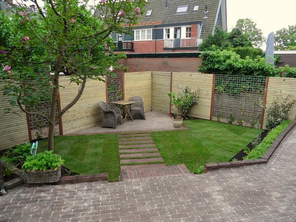 Deze week moderne #stadstuin in Velp opgeleverd met #design-schutting, moestuintje en gazon.