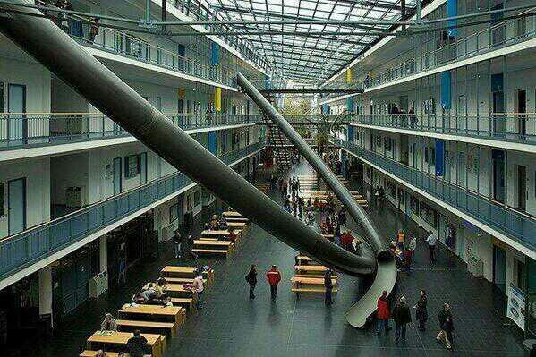 NaturPictures's tweet photo. En la Universidad de Munich han instalado este tobogán para que los alumnos no pierdan tiempo en bajar a la planta 0: http://t.co/xs0irBTFWn