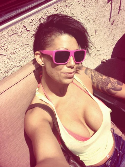 Getting ready to head to the beach and eat some chow http://t.co/EdLNbTfDOD