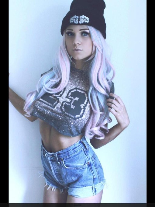 Watch Lottie Moss's leaked NSFW photo on TwXstars