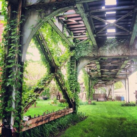 kallekamaleko's tweet image. From yesterday: Chicago's coolest lawn, directly under the Brown Line! #cta #trainyard
