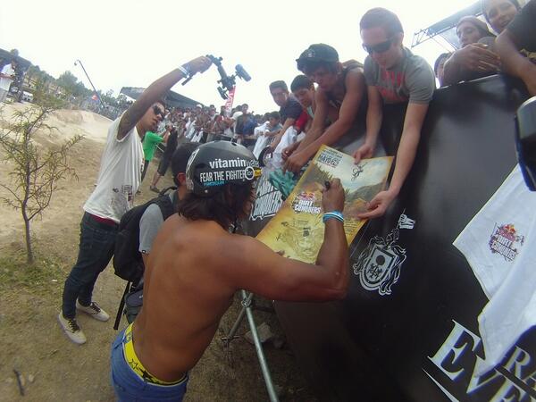 redbullMEX's tweet photo. El señor @AJAnayalater con los fans en el #redbulldirtconquers #shootshare @iONCamera http://t.co/uTof5QLhYM