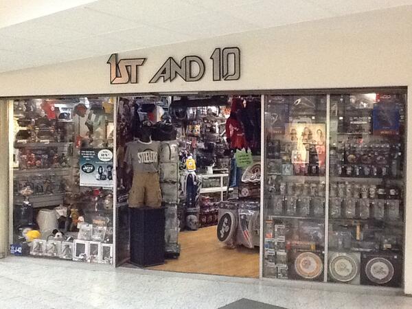 TiendaNfl's tweet photo. Otra de nuestras tiendas #TiendaNFLMexico http://t.co/W32QnNGKPh