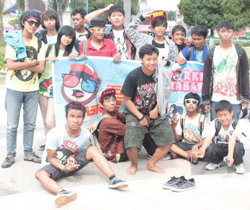 RT @mada_dorksykes: nemu foto waktu sama @DorkSurabaya dateng acara happybirthday nya @DorksMadiun :3