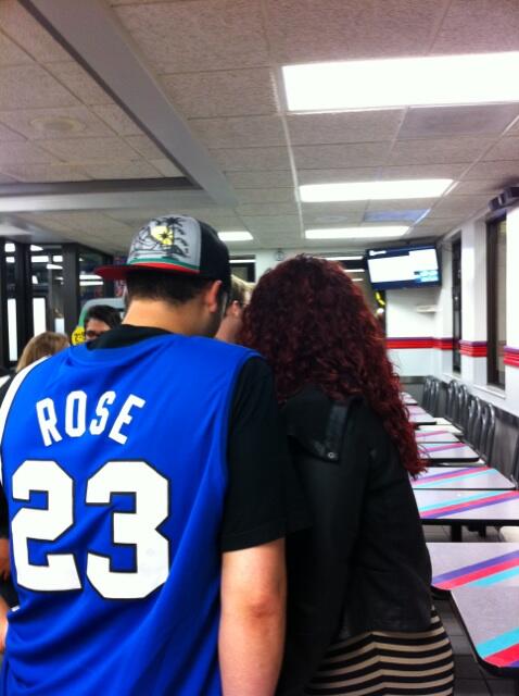 JasonChinFTW's tweet image. He gave her his CARD. #latenightpickups #tacobell #classy