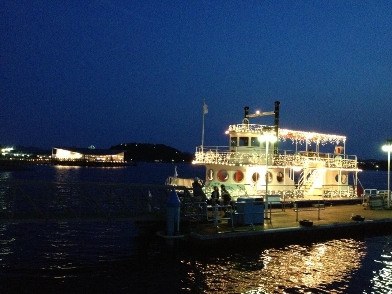 横浜 八景島シーパラダイス公式 夜のパラダイスクルーズwithセンプリチェ 時折 島内の海上レストラン センプリチェ のすぐ近くをパラダイスクルーズが通る事があります もし見かけられたらラッキー 是非とも手を降ってあげてくださいね 八景島
