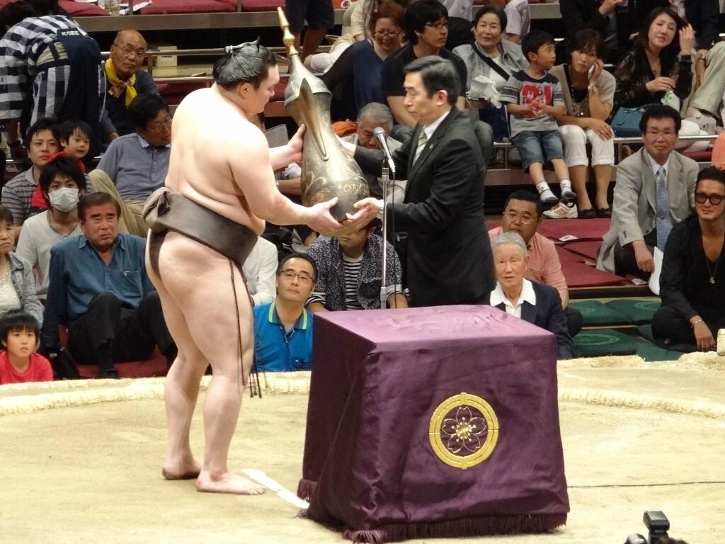 1985年　千代の富士　アラブ首長国連邦友好杯　トロフィー　レプリカ　記念品 十一月場所 千代の富士 アラブ首長国連邦友好杯 トロフィー