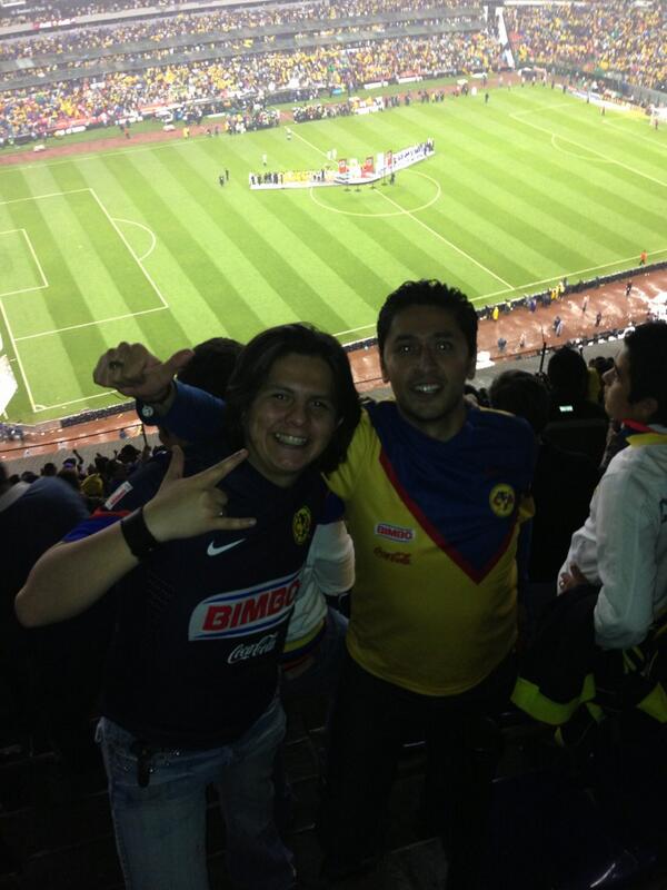 joanlestat's tweet photo. @4NaYeLi4 amiga te lo dije !! Felicitame a tu señor sabe de f��tbol !! Mientras te saludamos dos campeones jaja http://t.co/bn81rSayq5