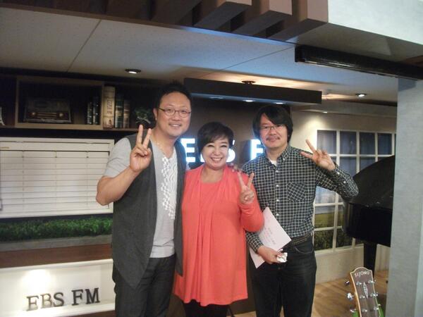 ebsspecial's tweet photo. 지난 5월 25일 저희 스토리스페셜을 찾아주신 안지환, 고재열님!! :)
어른, 아이를 다 소화하시며 대활약해주신 일일 DJ 성우 안지환님,
청취자들의 큰 지지 받으신 시사IN 기자 고재열님. 감사합니다~♬ http://t.co/uKNvrp6RHG