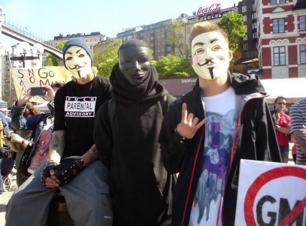 m45il's tweet photo. With all black, all covering clothes and a mask that covers my face.. I'm pretty sexy. http://t.co/yMQQXsv2gb