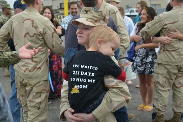 _ItsBrittknee's tweet image. This picture just made me tear up. Our troops deserve more respect than they receive.
The family is just as strong.