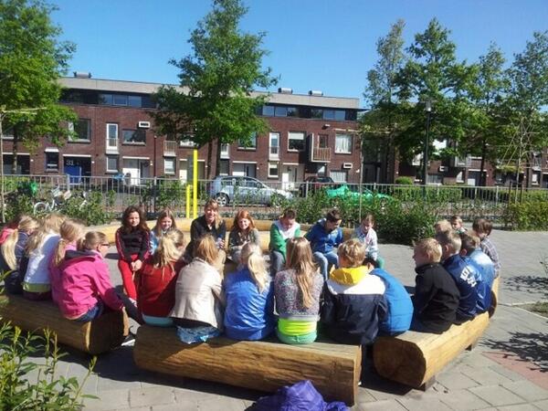 Juf Marieke en de kinderen genieten van ons nieuwe schoolplein in bloei. <a href="/kbsdezonnewende/">KBS De Zonnewende</a>.nl