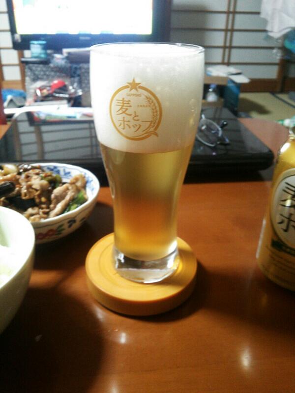 moashi's tweet photo. 田村正和と前田敦子が乾杯を勧めてくる…、悪くないな。 http://t.co/7i0AX4QcEu