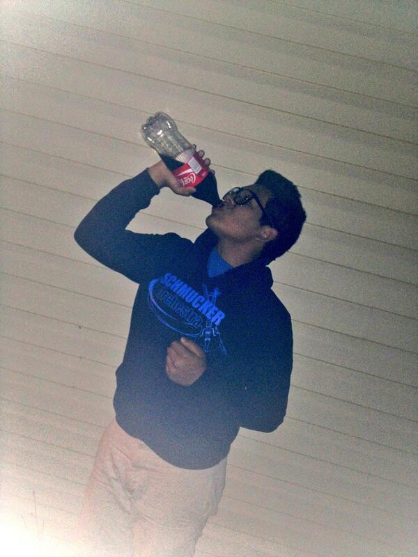 LeoMrcaliswagg's tweet photo. Cheers! I don't drink so I used cola.< #Recap #directionersareproudofonedirection http://t.co/HyM877HGGX