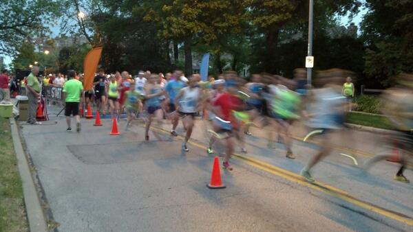 fox4kc's tweet photo. The runners are off! #AmyThompsonRun http://t.co/n9GA4yT36w ^KF