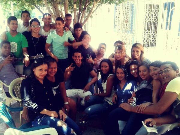 elTommyFrank's tweet image. Otra mas de la #Prom2009 jaja Tanto tiempo y seguimos siendo los mismos de siempre!