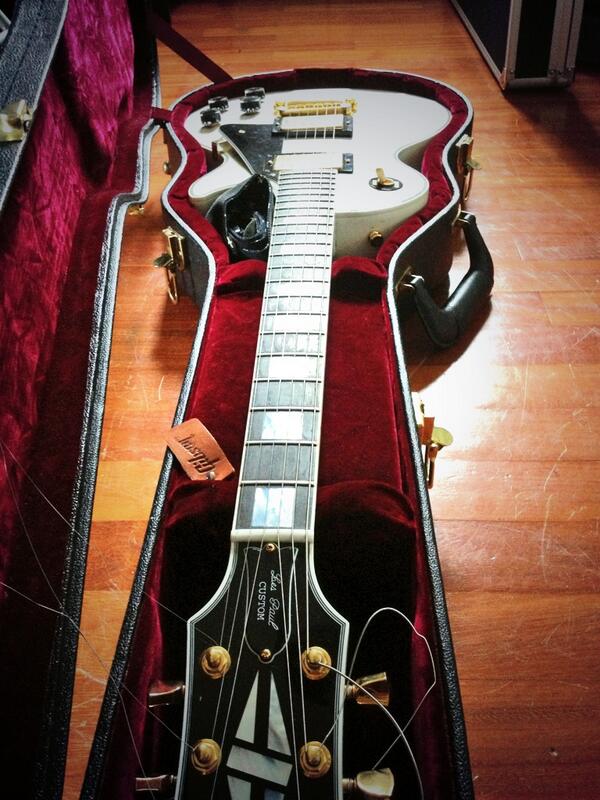 aceofficialband's tweet photo. @gibsonguitar Yes, I think it's The Guitar that everyone should dream
#PLAYLOUD http://t.co/NyyS5wNouJ