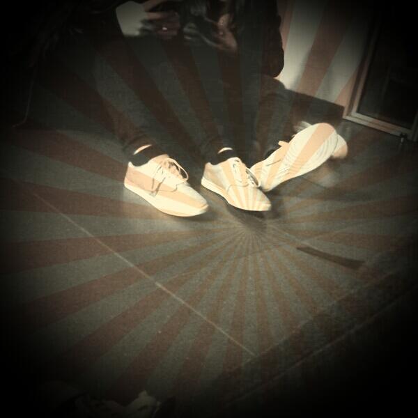MatildeSousa97's tweet photo. Bea and joana cute sneakers http://t.co/BOwjTKso7p