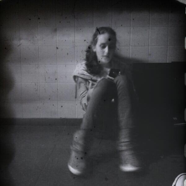 MatildeSousa97's tweet photo. Fred reading her e-book. Like she always do in classes.. U.u http://t.co/kxnPtTcMDb