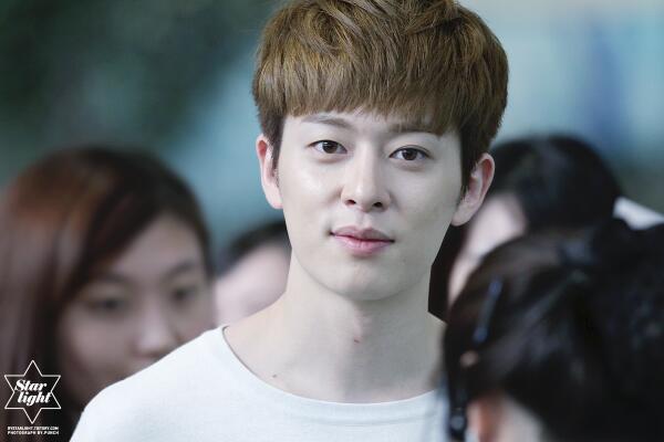 byPUNCH's tweet photo. 120527 김포공항 출국 #동현 1년 전에도 출국했던 울오빠.... ㅋ_ㅋ 업로드해보았어요 ㅎㅎ 오빠는 안 잘생긴적이 없는듯 ㅠㅠ ☞http://t.co/KCwZ7wHfMN #보이프렌드 http://t.co/XuDFwLjZDJ