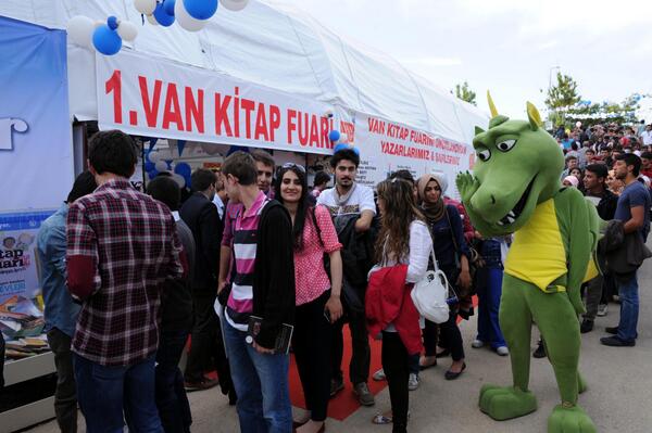 Van Gölü canavarı da imza kuyruğunda :))