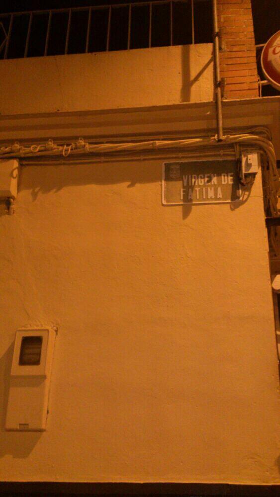 2522_f's tweet photo. @reyescamero la encontreee al final mi calle estaba en utreraa!! Jajaaj http://t.co/6jqX136SA0