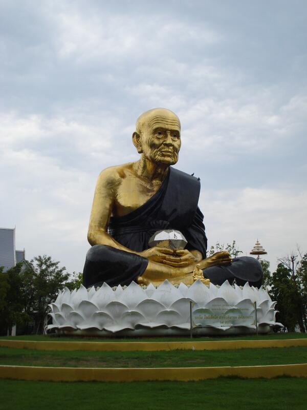 MeetCultures's tweet photo. een van de mooiste beelden die wij in Thailand hebben gespot tijdens onze experience bij de Wat Prayong! #3mt #nhtv http://t.co/65CXnwuHko