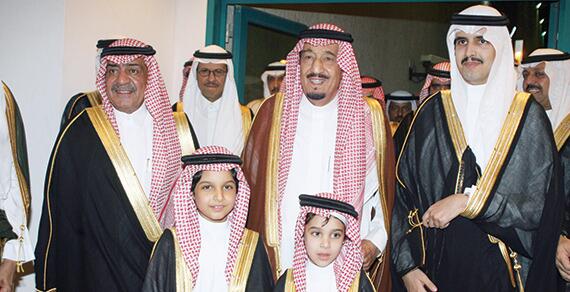 Prins_salman's tweet photo. الأمير سلمان بن عبد العزيز والأمير مقرن والأميران عبدالعزيز وسعود ابنا سلمان  والأميران فهد وأحمد ابنا فيصل بن سلمان. http://t.co/83oNfyCS1k