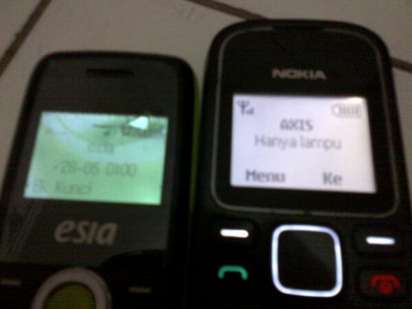 chips_masinis's tweet photo. @NindyAzilia ni kamu liat sendiri aku punyaya hpnya apa yang apa ??????? http://t.co/069hJ7sELd