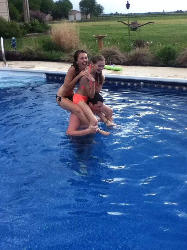 HaileyClark13's tweet photo. Pool http://t.co/5JGZbs6RfX