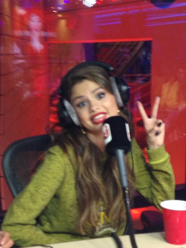cauetofficiel's tweet photo. @selenagomez live avec nous http://t.co/vdqPJmGvmw