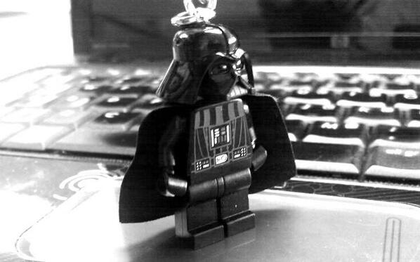 frankcorreo's tweet photo. LegoDarthVader reclamando territorio en la compu! http://t.co/TMRjj35jC4