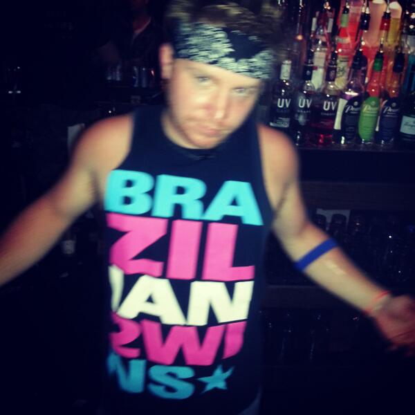 b2wins's tweet image. @t0pher_4 representing behind the bar last night! #2winner