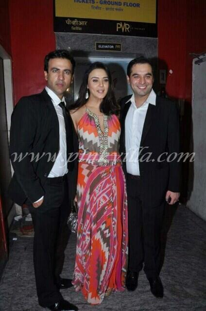 FansPREITYZINTA's tweet photo. Preity was seen in good spirits as she posed with Rhehan
Malliek and director Prem Soni. [pic]- http://t.co/UZut3Cog21