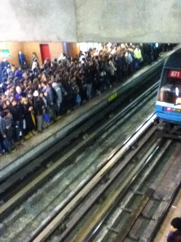 AleFontanet's tweet photo. Así con el metro http://t.co/bcIlFy8d8g