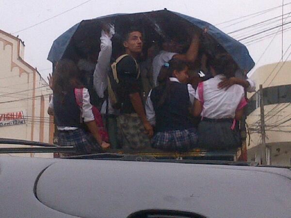 farturom's tweet photo. La metrovia de chone jajajaja @TheRaulito @AdrianaCobNava @belencitamor @cpsaltos @HFdVR @Nellitariscog http://t.co/bnDZu8rCYq