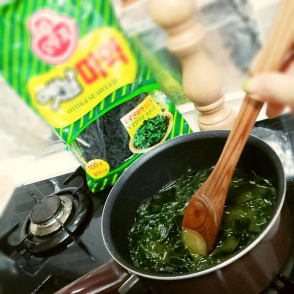 kittykitty0412's tweet photo. 엄마생신미역국♥어젯밤 불려놓은 오뚜기옛날미역을 들기름으로 볶아,집간장 2T넣고 자���자작 끓여 간을 한후,물붓고 끓이면 끝!미역은 몸에 좋은 알칼리성식품으로 피를 맑게 하고,요오드가 풍부해 신진대사를 활발하게한다 http://t.co/wd8YJihQhO