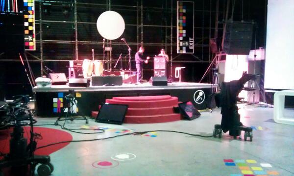 BolerosImperfec's tweet photo. Probando ya sonido en el plató de 101tv. http://t.co/mIbfQg9oqF