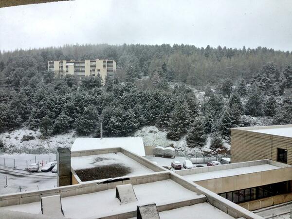 MarinaG94's tweet image. Levantarte de la siesta y ver esto #peroquepasaaqui #28mayo #backtowinter #fontromeu #snowing
