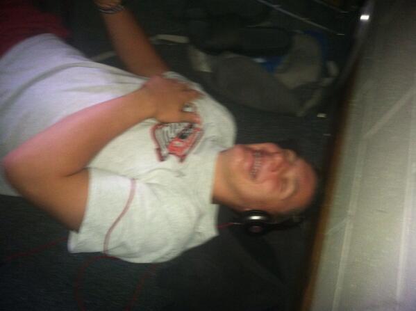 BrooksKyler's tweet photo. @dehartellis singing his heart after finals http://t.co/IBmGI4Gi49