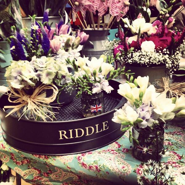 Royal_Shopper's tweet photo. Fab floral display from @MrsFloristTW at the Vintage Fashion Fete this afternoon...brightened up our day! http://t.co/TxkEBH3fL5