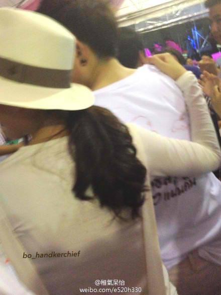 TiNaFacts's tweet photo. #TiNaFacts Look at Aom's hand 555 <3 @tiniiz @aom_sushar http://t.co/6FZ0ZE1lxV