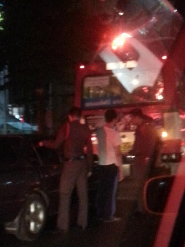 gorawin's tweet photo. @traffy @js100radio มีอุบัติเหตุรถเก๋งกับรถเมล์สาย 97 บริเวณใกล้ๆแยกเตาปูน http://t.co/yEJnWHJ8nm