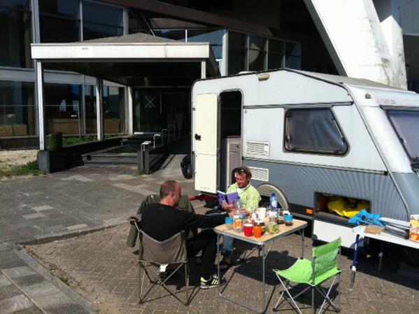 Fanatieke toekomstige zelfbouwers staan al voor de deur van #Overhoeks om 8 juni een kavel te bemachtigen. #zelfbouw