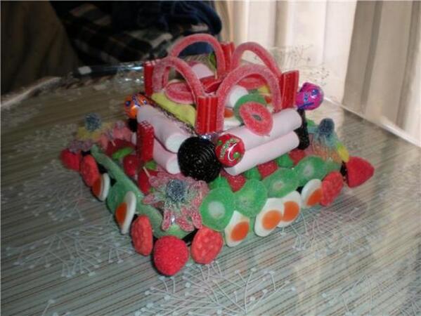 CoopSweely's tweet photo. Hacemos tartas de chuches, tan chulas como esta:

Por encargo.
coop.sweely@gmail.com http://t.co/XSvmAyBoC4