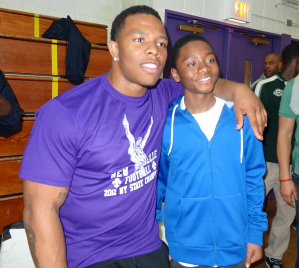 EASGameTime's tweet image. Check out where @RayRice27 began his love for sports! Fueled by @Kelloggs_US Frosted Flakes. y2u.be/eykpojMqCU0