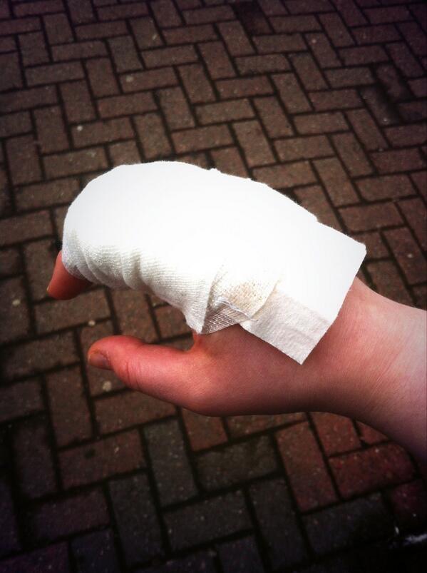can i give up waitressing now? #agony #mypoorhand