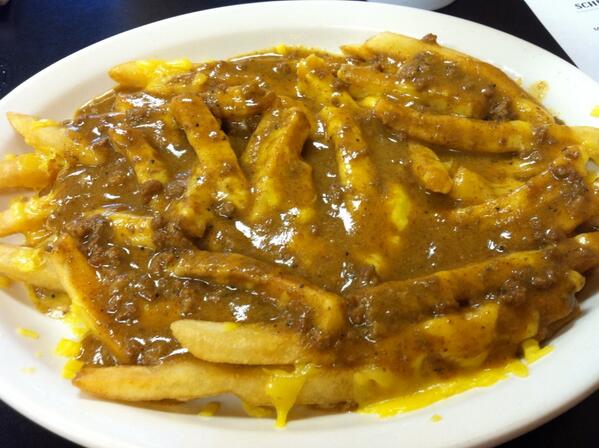 alisa_engstrom's tweet photo. Omg wett!! Fries cheese gravy! http://t.co/tSLVJtZRZi